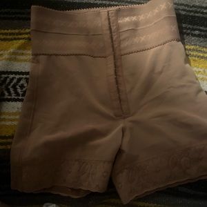 High-waisted two-layer lace paneled hip-lifting shorts